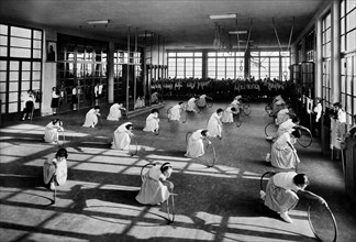 italie, toscane, tirrenia, récital de gymnastique dans le gymnase de la villa rosa maltoni mussolini, 1930 1940