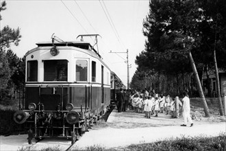 italia, toscana, tirrenia, il treno della nuova linea litoranea alla stazione, 1930 1940