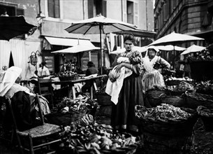italie, lazio, rome, femmes au marché aux herbes du campo dei fiori, 1900 1910