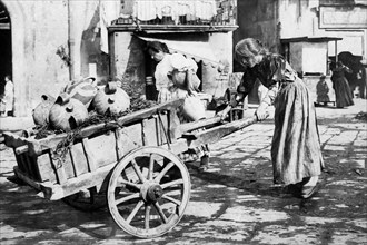 italia, campania, napoli, venditrice di acqua minerale, 1900 1910