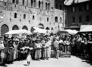 italie, toscane, pise, personnes sur la place pour le marché, 1920 1930