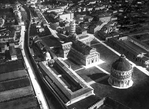italie, toscane, pise, vue aérienne de la piazza dei miracoli, 1920 1930