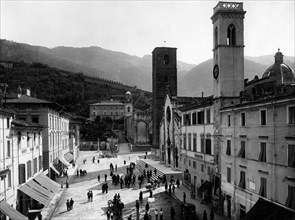 italie, toscane, pietrasanta, piazza umberto primo vue de la rocchetta, 1920 1930