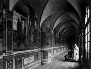 italia, toscana, siena, il loggiato del chiostro grande dell'abbazia di monte oliveto maggiore, 1900 1910