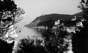 europe, italie, toscane, quercianella, vue de la côte avec le château de sonnino sur le promontoire, 1920 1930
