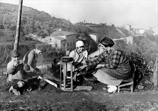 europa, italia, toscana, pistoia, una donna alla preparazione dei necci sui monti pistoiesi, 1920 1930