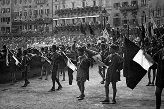 europe, italie, toscane, sienne, exposition des porte-drapeaux de la contrade à l'occasion du palio, 1900 1910