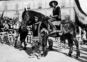 europe, italie, toscane, sienne, le jockey de la contrada della torre à l'occasion du palio, 1910 1920