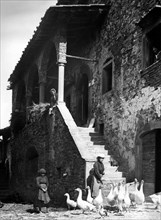 europa, italia, toscana, poppi, contadine in un casale presso porrena, 1920 1930