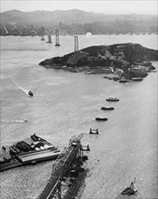 usa, californie, vue de san francisco pendant la construction du bay bridge, 1935