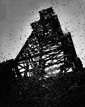 amérique, californie, un derrick reflété dans du pétrole, 1920
