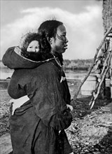 america, alaska, ritratto di donna con bambino, 1910 1920
