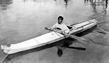 amérique, alaska, homme sur un kayak, 1910 1920