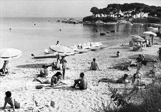 europe, france, corse, ajaccio, baigneurs sur la plage, 1965
