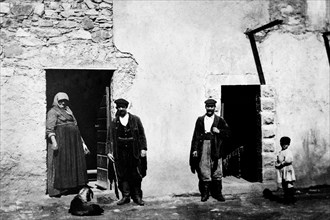 europa, francia, corsica, pastori davanti casa, 1910 1920