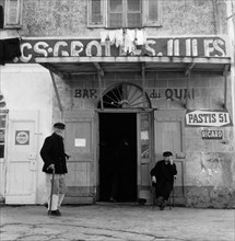europa, francia, corsica, bonifacio, uomini al bar, 1957