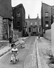 europa, inghilterra, londra, bambini giocano per le strade di islington, 1970