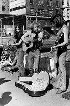 america, new york, gruppo di hippy sulla sesta avenue, 1970