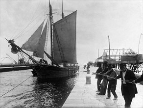 europa, italia, toscana, viareggio, entrata di un veliero nel canale, 1910 1920