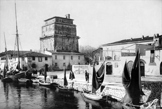 europe, italie, toscane, viareggio, entrée d'un voilier dans le canal, 1910 1920