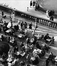 italie, toscane, florence, personnes au bar sur la piazza michelangelo, 1920 1930