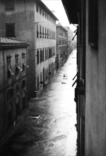 italie, toscane, florence, voitures submergées par l'inondation, 1966