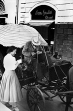 italie, toscane, florence, passage sur le chariot, 1955