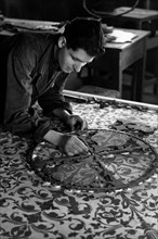 italia, toscana, firenze, un'artigiano al lavoro con le pietre dure, 1956