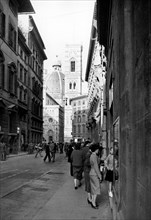 italie, toscane, florence, via de pecori avec la cathédrale en arrière-plan, 1955