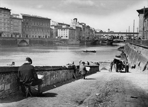 italia, toscana, firenze, pittori lungo il fiume arno presso il ponte vecchio, 1920 1930