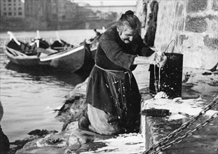 italia, toscana, firenze, lavandaia presso la pescaia di santa rosa, 1910 1920