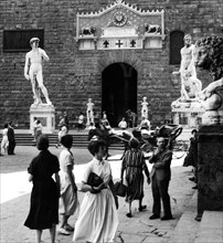 italia, toscana, firenze, veduta di piazza della signoria, 1957