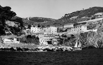 italie, toscane, livourne, vue de l'île de gorgona depuis la mer, 1959