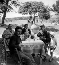 italia, toscana, grosseto, giannutri, uomini a tavola, 1964
