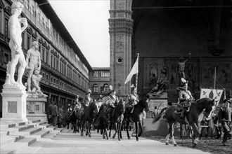 italie, toscane, florence, procession folklorique sur la piazza della signoria, 1961