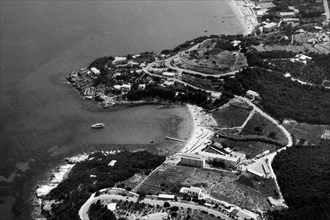 italia, toscana, isola d'elba, veduta aerea di procchio, 1964