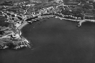 italia, toscana, isola d'elba, veduta aerea di porto azzurro, 1964