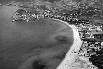 italia, toscana, isola d'elba, veduta aerea di marina di campo, 1964