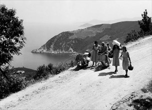 italie, toscane, île d'elbe, jeunes gens sur vespa, 1964