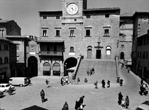 italia, toscana, cortona, veduta del palazzo comunale in piazza della repubblica, 1966
