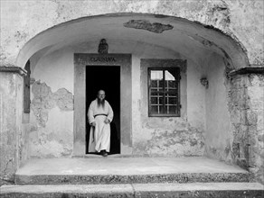 italie, toscane, poppi, ermite dans une cellule cloîtrée de l'abbaye de camaldoli, 1966