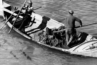 italie, toscane, florence, renaioli dans un bateau, 1920 1930