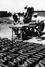 italia, toscana, operai alla fabbricazione dei mattoni, 1920 1930
