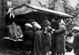 italia, toscana, bambini davanti alla befana, 1920 1930