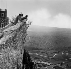 europe, république de saint-marin, hommes admirant la vue depuis une corniche, 1949