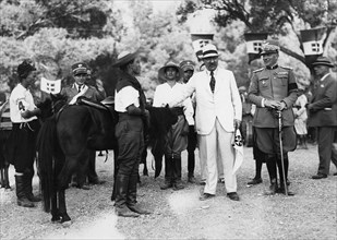 europa, grecia, rodi, il governatore durante la premiazione al vincitore della competizione, 1935