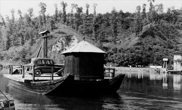 europa, italia, lombardia, traghetto per auto sul fiume adda, 1930