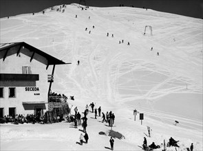 italia, trentino alto adige, ortisei, veduta dei campi da sci del seceda, 1967