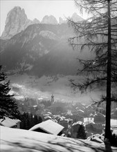 italie, trentino alto adige, ortisei, panorama d'hiver, 1950