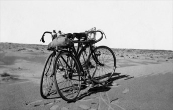 africa, libia, tagiura, biciclette nel deserto durante il raid milano tripoli, 1920 1930